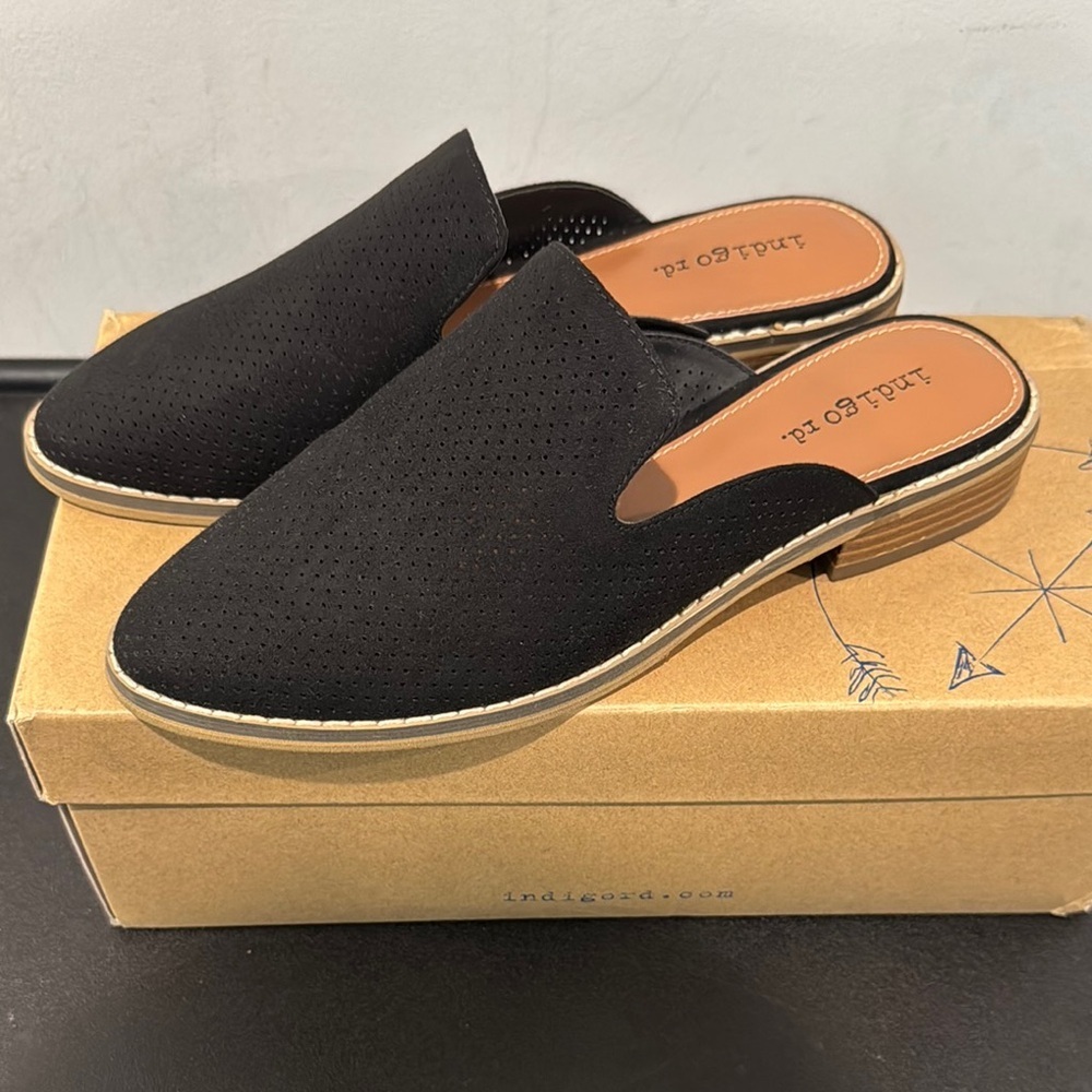 Indigo Rd Black Fabric Hayze Perforated Mules Size 6 EUC